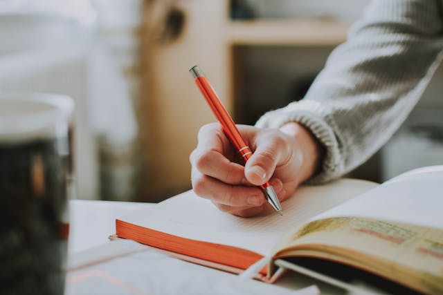 Cómo Escribir Diálogos Naturales en tus Novelas